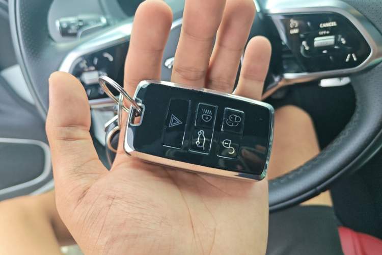 Used Jaguar XEL 2024 2.0T 250 PS R-DYNAMIC S Ebony Black Sport Edition Vehicle Key