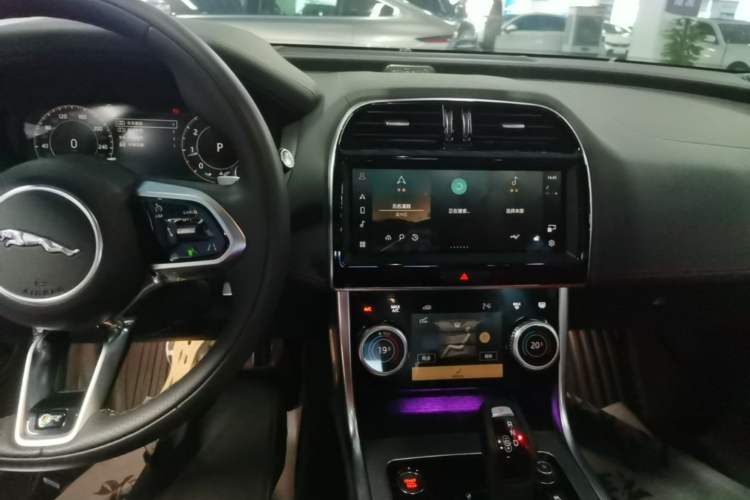 Used Jaguar XEL 2025 2.0T 250 PS R-DYNAMIC 90th Anniversary Edition Audio And AC Panel