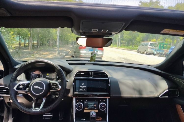 Used Jaguar XEL 2025 2.0T 250 PS R-DYNAMIC 90th Anniversary Edition Center Console