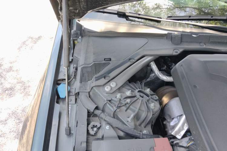 Used Jaguar XEL 2025 2.0T 250 PS R-DYNAMIC 90th Anniversary Edition Engine Bay Right
