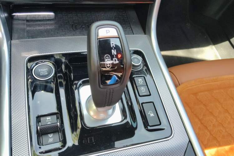 Used Jaguar XEL 2025 2.0T 250 PS R-DYNAMIC 90th Anniversary Edition Gear Lever