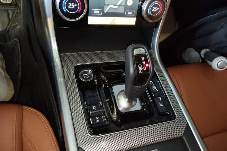 Used Jaguar XEL 2025 2.0T 250 PS R-DYNAMIC 90th Anniversary Edition Gear Lever