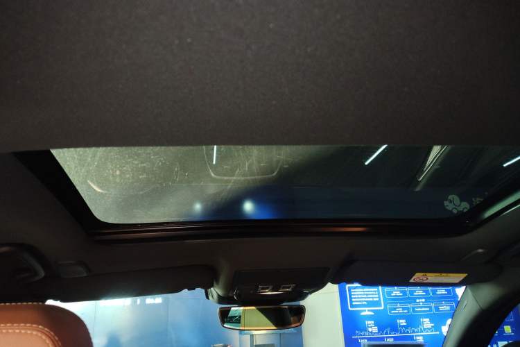 Used Jaguar XEL 2025 2.0T 250 PS R-DYNAMIC 90th Anniversary Edition Headliner