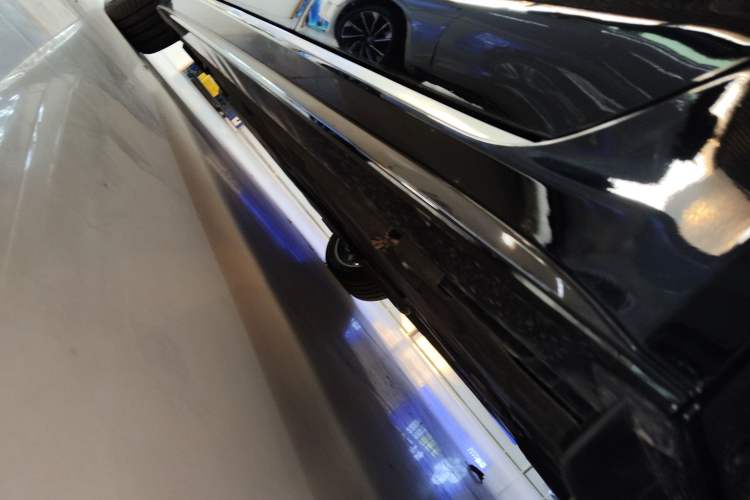Used Jaguar XEL 2025 2.0T 250 PS R-DYNAMIC 90th Anniversary Edition Left Side Sill