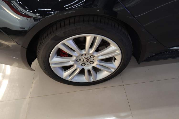 Used Jaguar XEL 2025 2.0T 250 PS R-DYNAMIC 90th Anniversary Edition Right Rear Wheel Hub