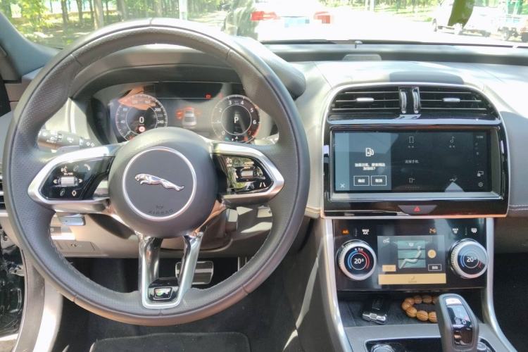 Used Jaguar XEL 2025 2.0T 250 PS R-DYNAMIC 90th Anniversary Edition Steering Wheel