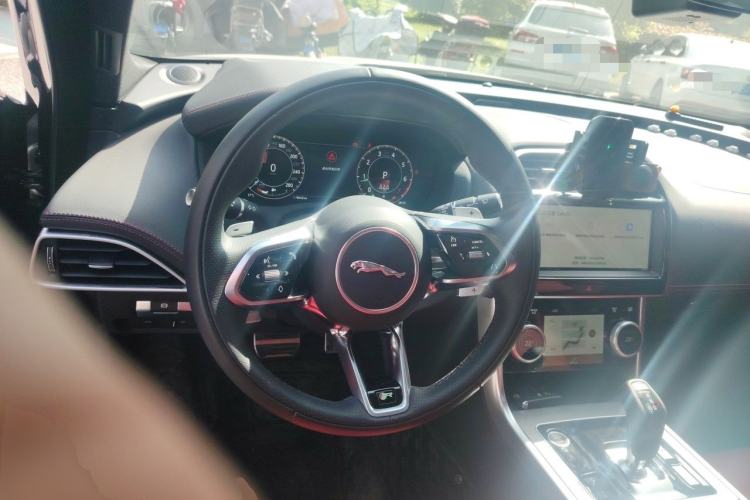 Used Jaguar XEL 2025 2.0T 250 PS R-DYNAMIC 90th Anniversary Edition Steering Wheel