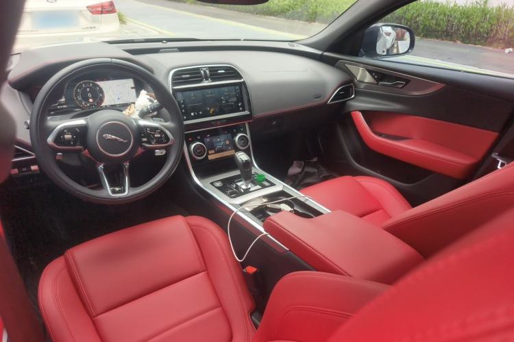 Used Jaguar XEL 2025 2.0T 250 PS R-DYNAMIC 90th Anniversary Edition Center Console