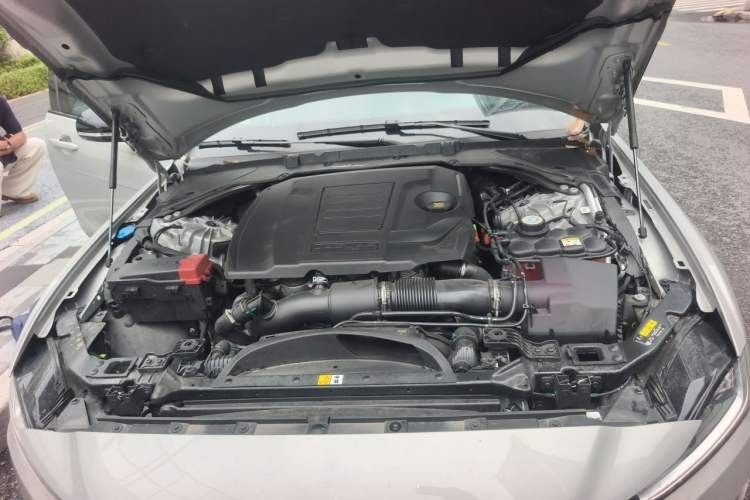 Used Jaguar XEL 2025 2.0T 250 PS R-DYNAMIC 90th Anniversary Edition Engine Bay