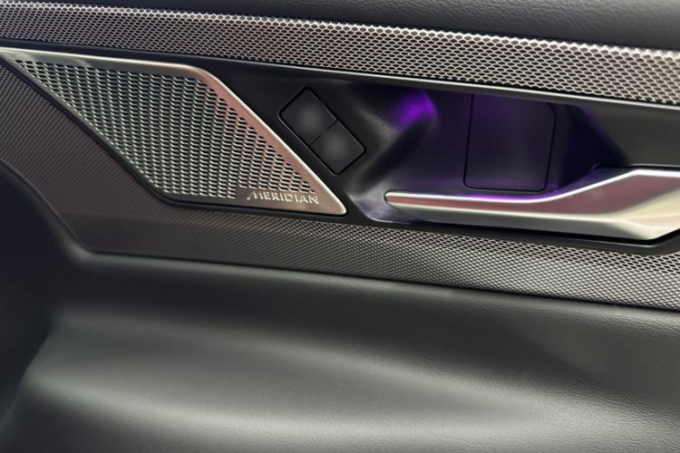Used Jaguar XEL 2025 2.0T 250 PS R-DYNAMIC 90th Anniversary Edition Interior 4