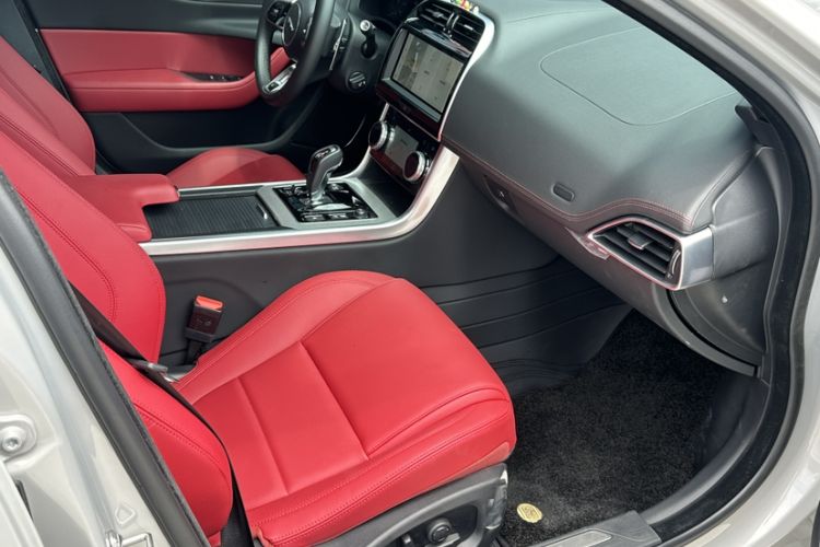 Used Jaguar XEL 2025 2.0T 250 PS R-DYNAMIC 90th Anniversary Edition Right Front Seat