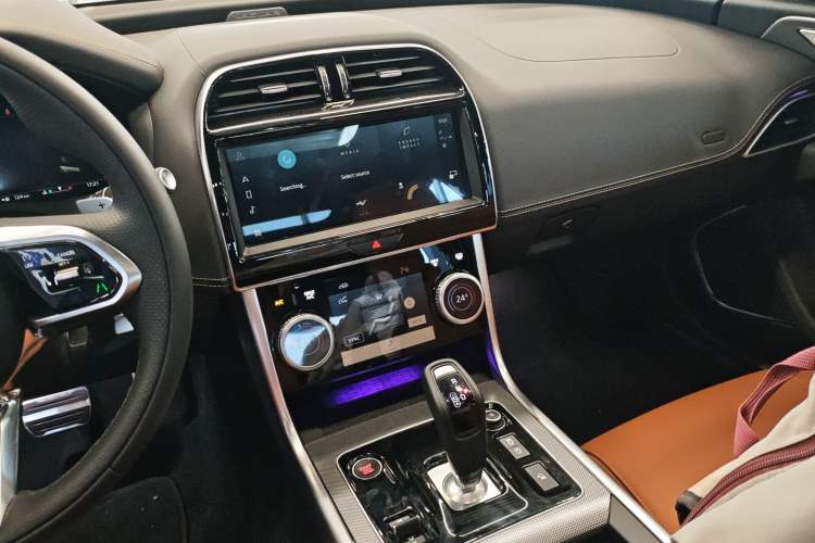 Used Jaguar XEL 2025 2.0T 250 PS R-DYNAMIC 90th Anniversary Edition Audio And AC Panel