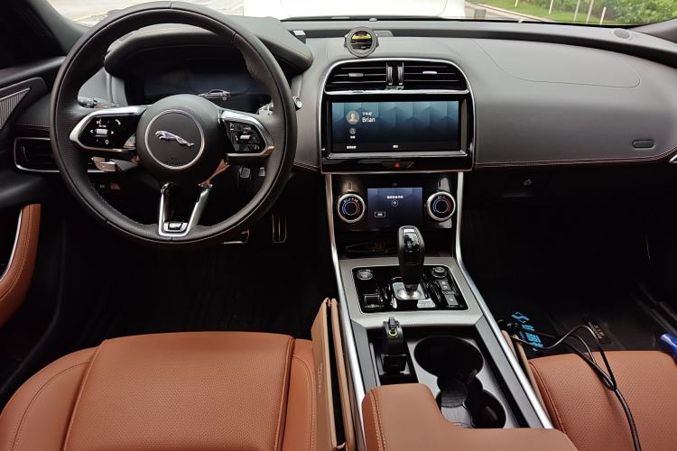 Used Jaguar XEL 2025 2.0T 250 PS R-DYNAMIC 90th Anniversary Edition Center Console