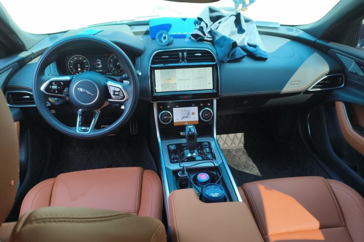 Used Jaguar XEL 2025 2.0T 250 PS R-DYNAMIC 90th Anniversary Edition Center Console