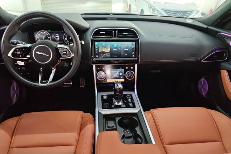 Used Jaguar XEL 2025 2.0T 250 PS R-DYNAMIC 90th Anniversary Edition Center Console