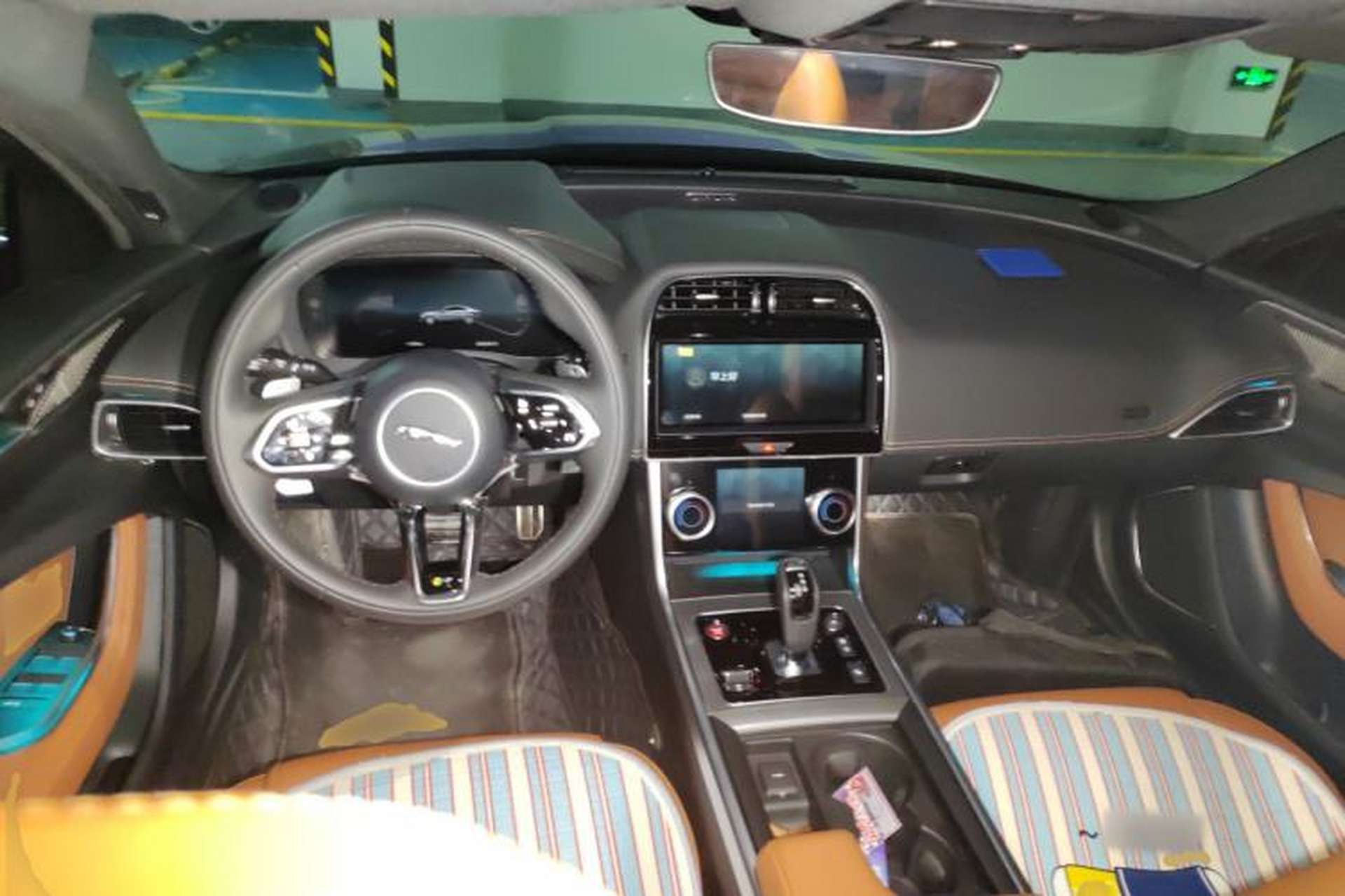 Used Jaguar XEL 2025 2.0T 250 PS R-DYNAMIC 90th Anniversary Edition Center Console
