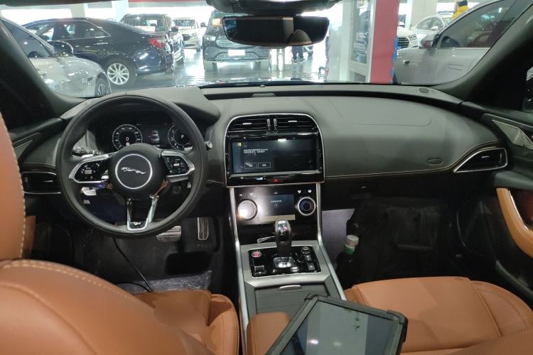 Used Jaguar XEL 2025 2.0T 250 PS R-DYNAMIC 90th Anniversary Edition Center Console