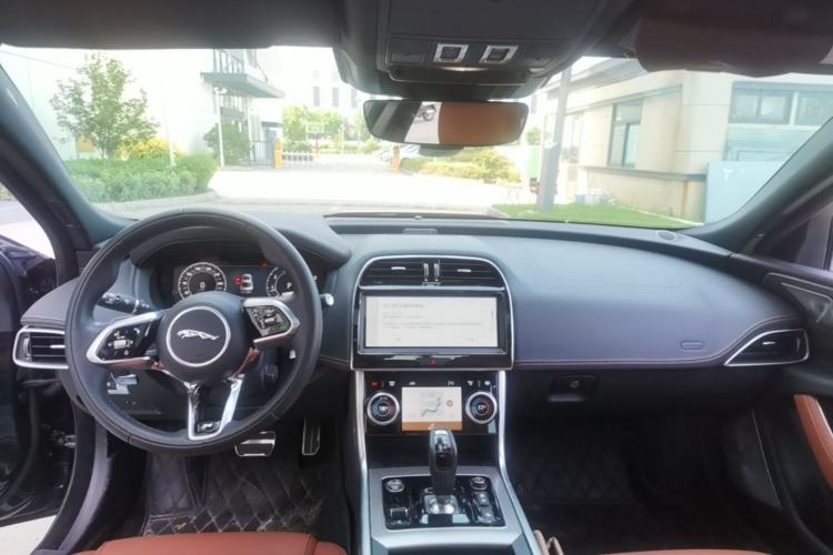 Used Jaguar XEL 2025 2.0T 250 PS R-DYNAMIC 90th Anniversary Edition Center Console