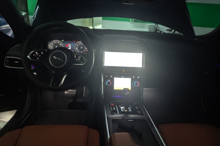 Used Jaguar XEL 2025 2.0T 250 PS R-DYNAMIC 90th Anniversary Edition Center Console
