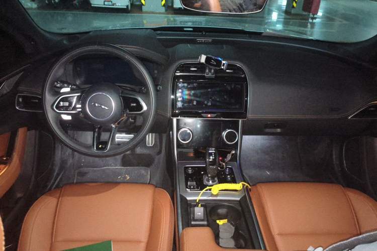 Used Jaguar XEL 2025 2.0T 250 PS R-DYNAMIC 90th Anniversary Edition Center Console