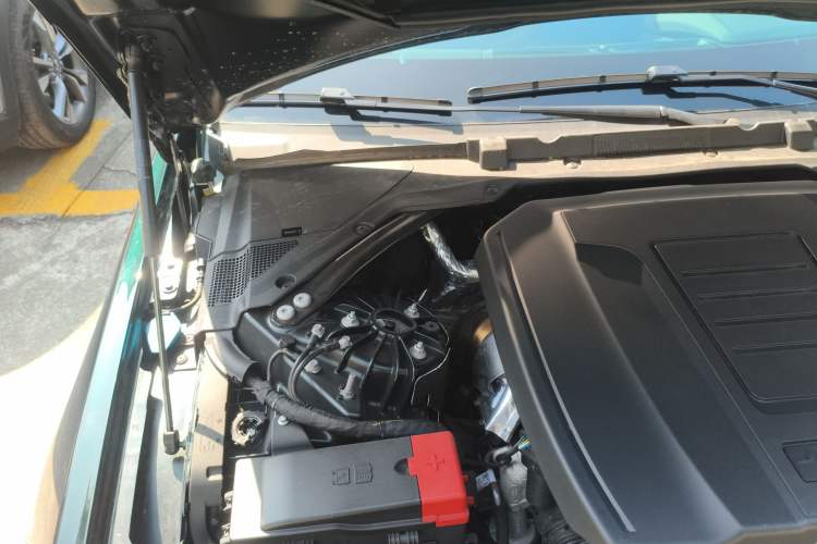Used Jaguar XEL 2025 2.0T 250 PS R-DYNAMIC 90th Anniversary Edition Engine Bay Right
