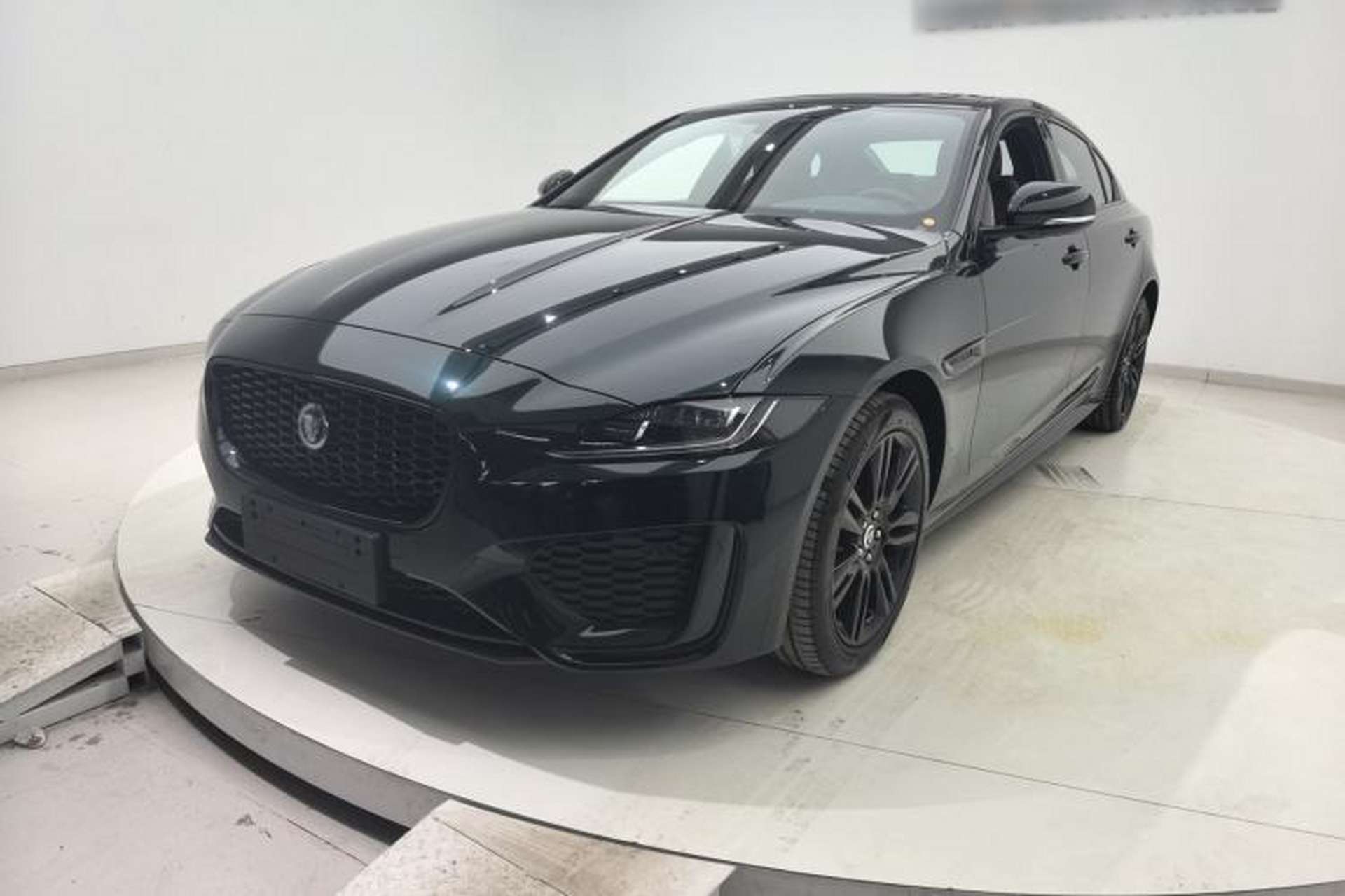 Used Jaguar XEL 2025 2.0T 250 PS R-DYNAMIC 90th Anniversary Edition Front Left 45 Deg