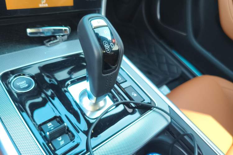 Used Jaguar XEL 2025 2.0T 250 PS R-DYNAMIC 90th Anniversary Edition Gear Lever