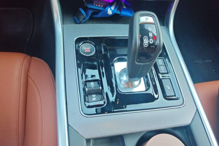 Used Jaguar XEL 2025 2.0T 250 PS R-DYNAMIC 90th Anniversary Edition Gear Lever