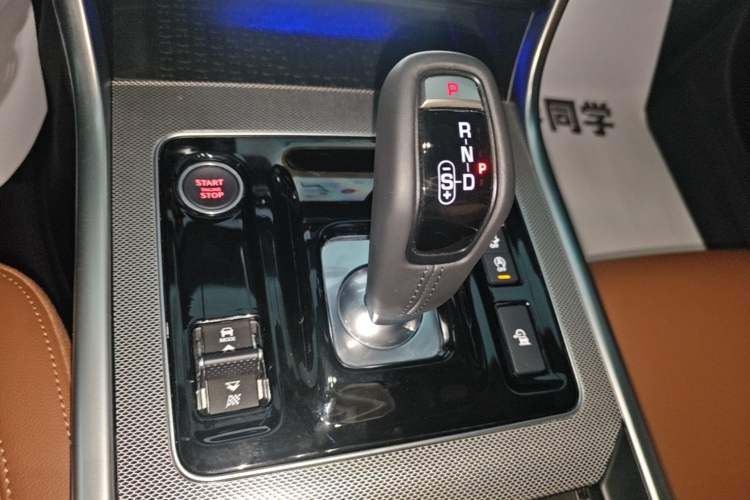 Used Jaguar XEL 2025 2.0T 250 PS R-DYNAMIC 90th Anniversary Edition Gear Lever