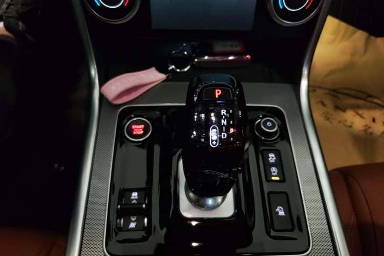 Used Jaguar XEL 2025 2.0T 250 PS R-DYNAMIC 90th Anniversary Edition Gear Lever