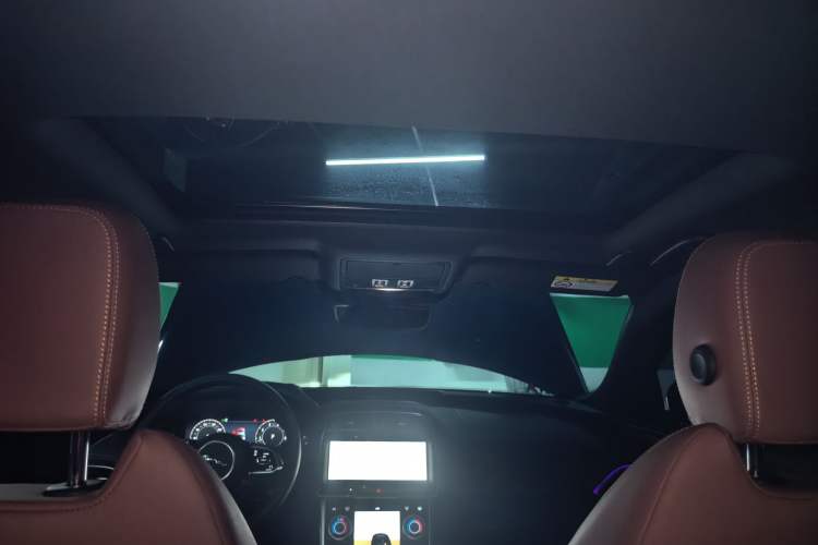 Used Jaguar XEL 2025 2.0T 250 PS R-DYNAMIC 90th Anniversary Edition Headliner
