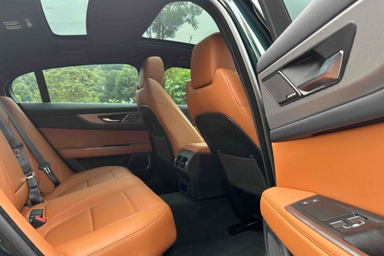 Used Jaguar XEL 2025 2.0T 250 PS R-DYNAMIC 90th Anniversary Edition Interior 6
