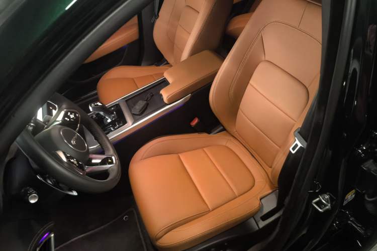 Used Jaguar XEL 2025 2.0T 250 PS R-DYNAMIC 90th Anniversary Edition Left Front Seat