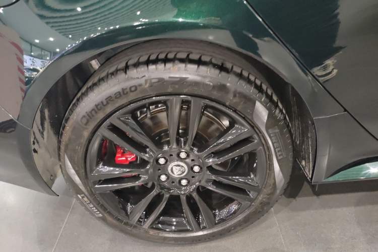 Used Jaguar XEL 2025 2.0T 250 PS R-DYNAMIC 90th Anniversary Edition Right Rear Wheel Hub