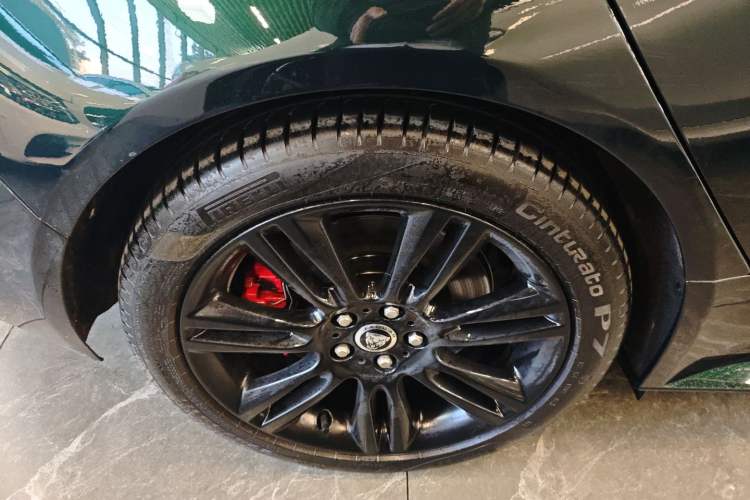 Used Jaguar XEL 2025 2.0T 250 PS R-DYNAMIC 90th Anniversary Edition Right Rear Wheel Hub
