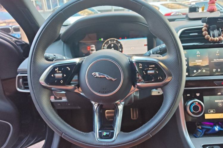 Used Jaguar XEL 2025 2.0T 250 PS R-DYNAMIC 90th Anniversary Edition Steering Wheel
