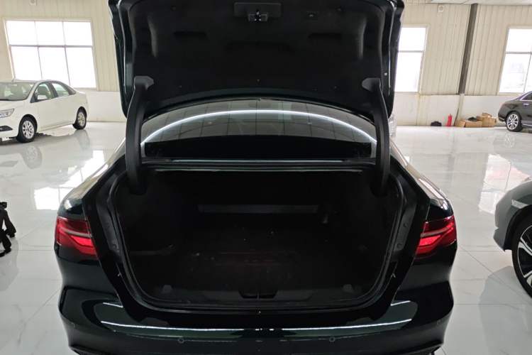 Used Jaguar XEL 2025 2.0T 250 PS R-DYNAMIC 90th Anniversary Edition Trunk