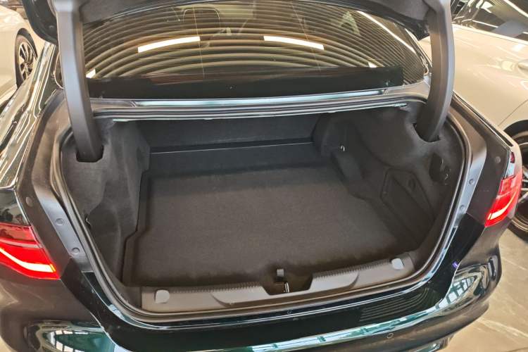 Used Jaguar XEL 2025 2.0T 250 PS R-DYNAMIC 90th Anniversary Edition Trunk