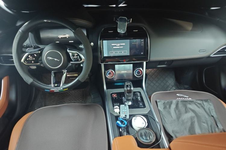 Used Jaguar XEL 2025 2.0T 250 PS R-DYNAMIC 90th Anniversary Edition Center Console