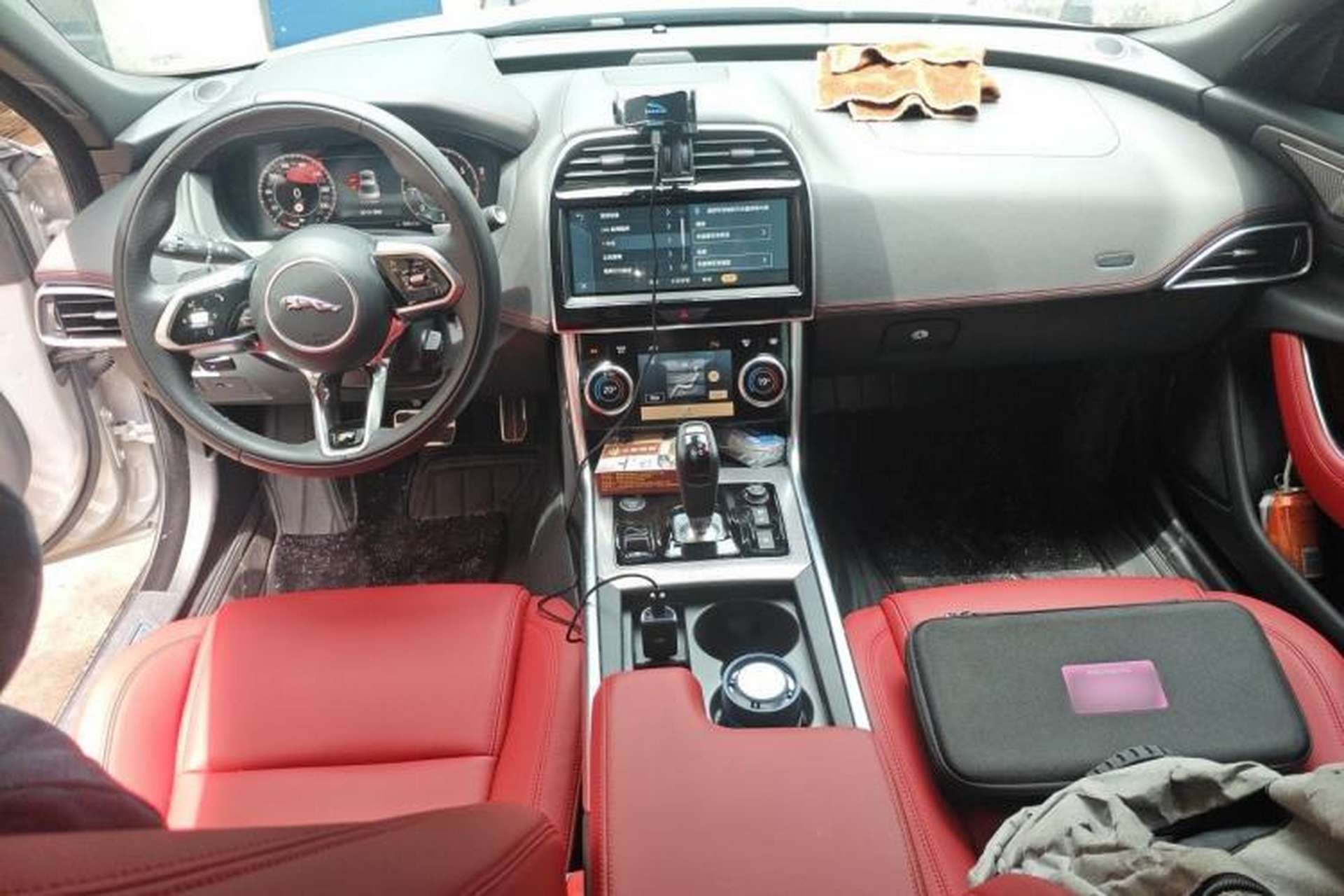 Used Jaguar XEL 2025 2.0T 250 PS R-DYNAMIC 90th Anniversary Edition Center Console