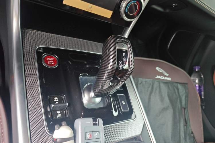 Used Jaguar XEL 2025 2.0T 250 PS R-DYNAMIC 90th Anniversary Edition Gear Lever
