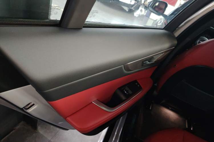 Used Jaguar XEL 2025 2.0T 250 PS R-DYNAMIC 90th Anniversary Edition Interior 5