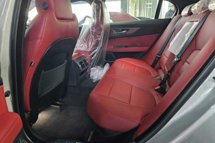 Used Jaguar XEL 2025 2.0T 250 PS R-DYNAMIC 90th Anniversary Edition Interior 9
