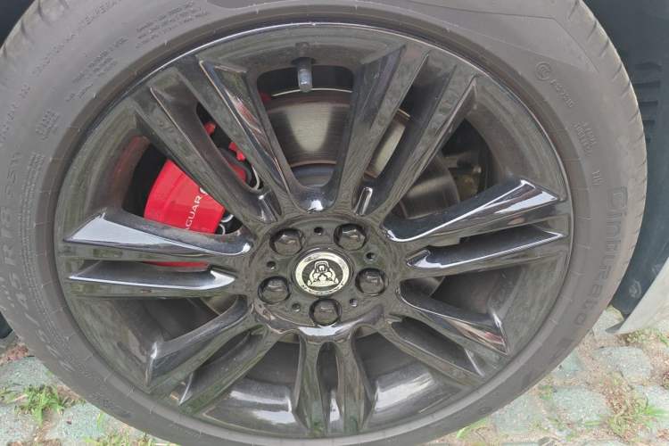 Used Jaguar XEL 2025 2.0T 250 PS R-DYNAMIC 90th Anniversary Edition Right Front Wheel Hub
