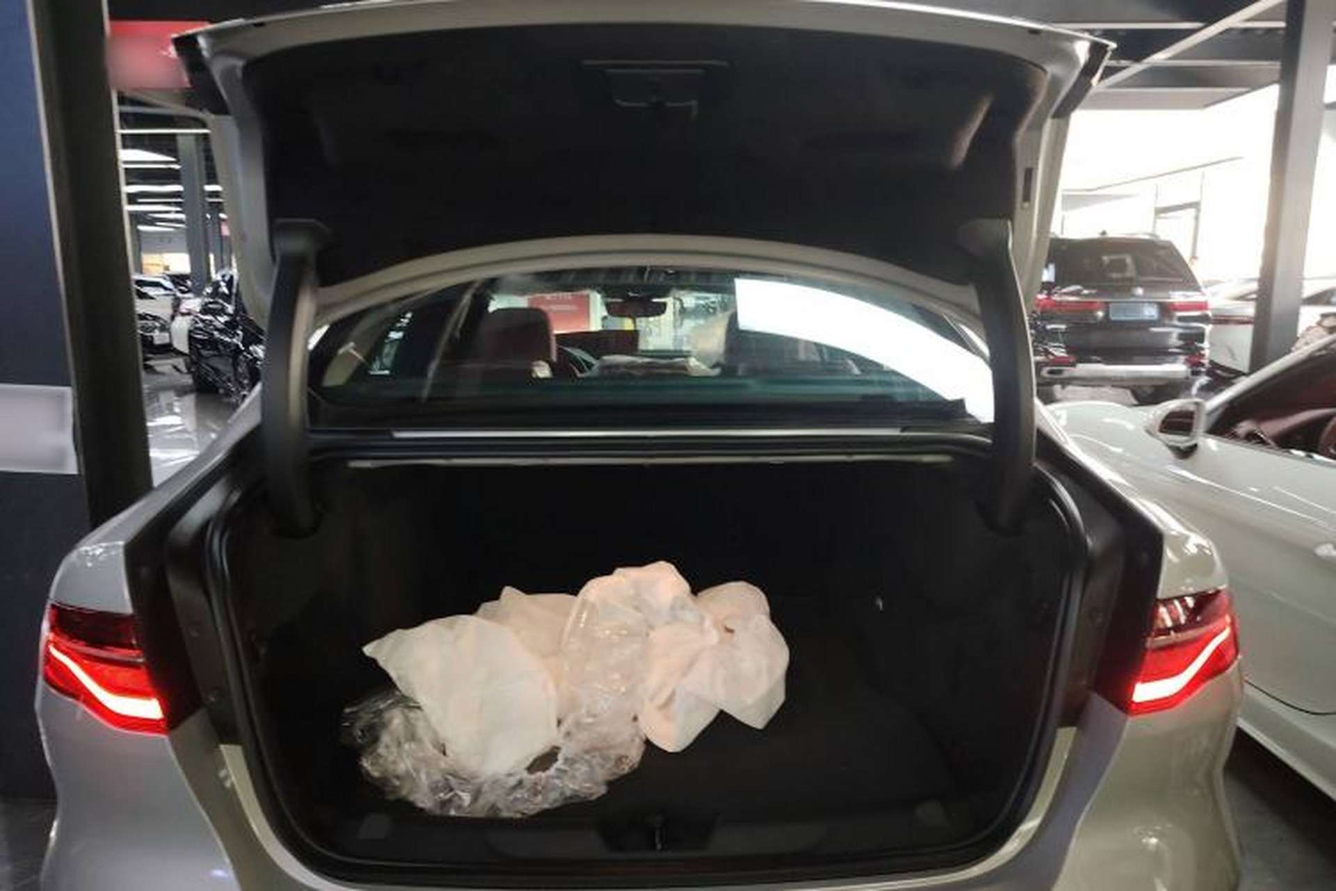 Used Jaguar XEL 2025 2.0T 250 PS R-DYNAMIC 90th Anniversary Edition Trunk