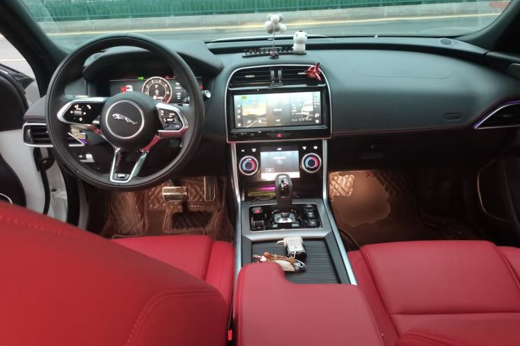 Used Jaguar XEL 2025 2.0T 250 PS R-DYNAMIC 90th Anniversary Edition Center Console
