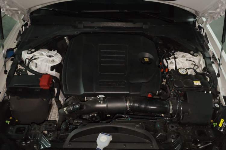 Used Jaguar XEL 2025 2.0T 250 PS R-DYNAMIC 90th Anniversary Edition Engine Bay