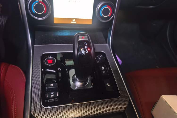 Used Jaguar XEL 2025 2.0T 250 PS R-DYNAMIC 90th Anniversary Edition Gear Lever