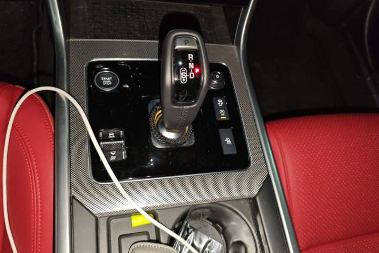 Used Jaguar XEL 2025 2.0T 250 PS R-DYNAMIC 90th Anniversary Edition Gear Lever