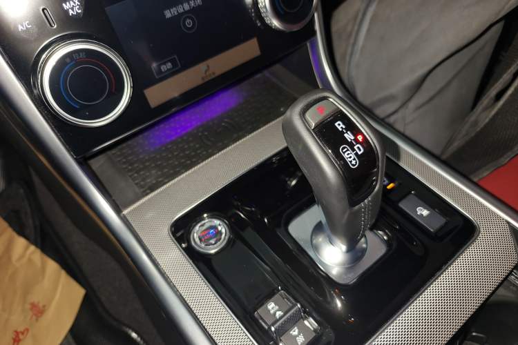 Used Jaguar XEL 2025 2.0T 250 PS R-DYNAMIC 90th Anniversary Edition Gear Lever